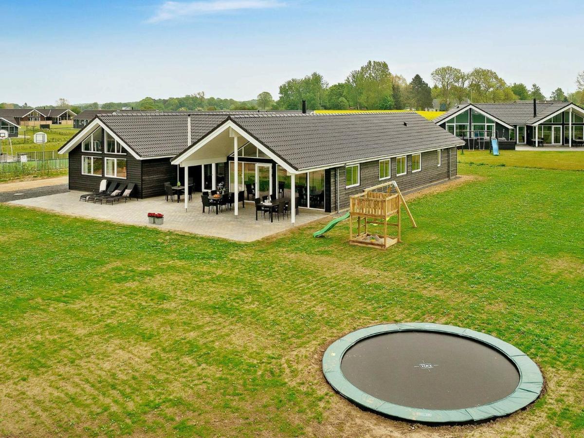 18 Person Holiday Home In Bogense Exteriör bild